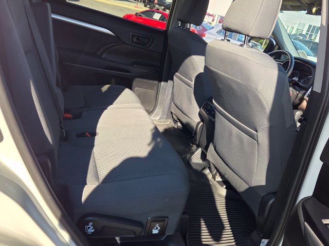 Used 2019 Toyota Highlander LE FWD image 17