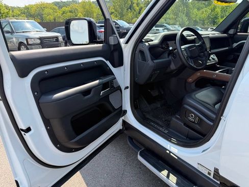 Used 2024 Land Rover Defender 130 X-Dynamic SE AWD/4WD image 30