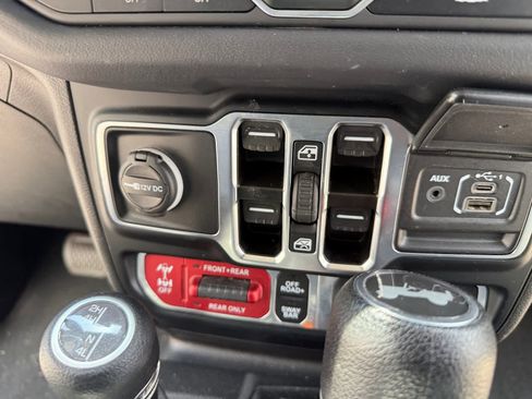 Used 2024 Jeep Wrangler Unlimited Rubicon AWD/4WD image 24