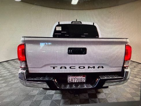 Used 2017 Toyota Tacoma TRD Off-Road w/ Tow Package RWD image 7