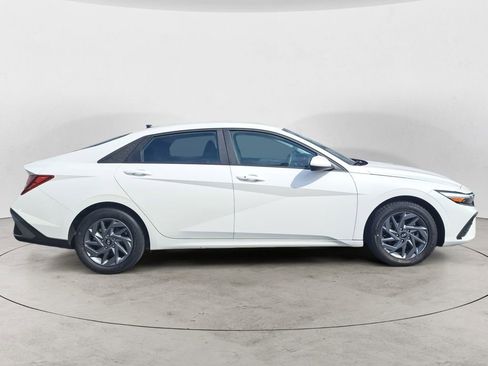 Used 2024 Hyundai Elantra SEL image 2