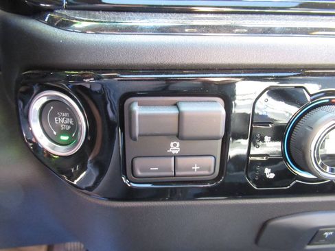 Used 2025 Chevrolet Silverado 2500 ZR2 w/ Technology Package AWD/4WD image 46