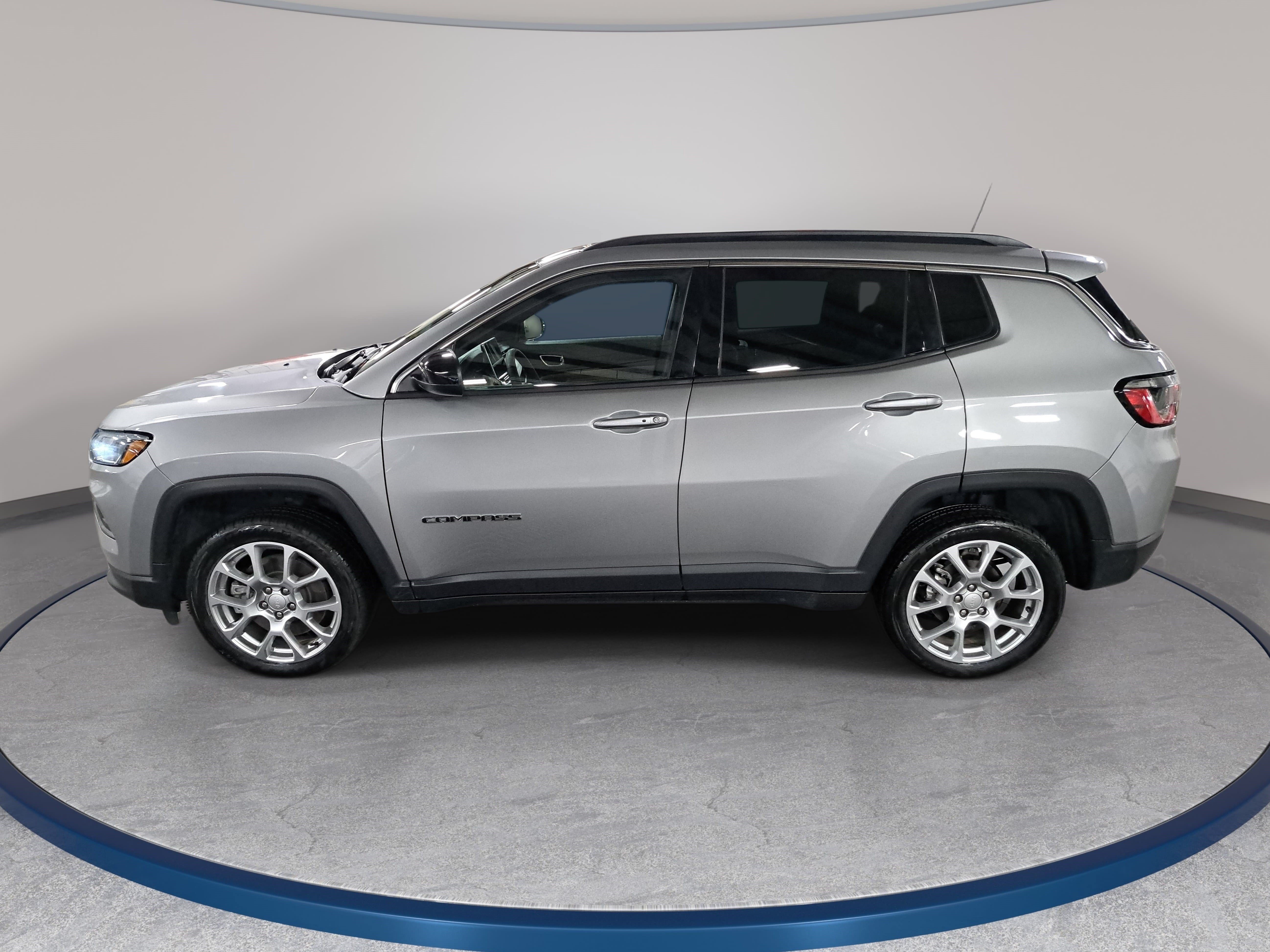 Used 2023 Jeep Compass Latitude w/ Sun and Sound Group AWD/4WD image 8