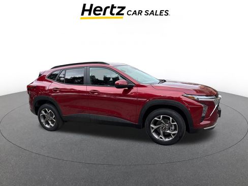 Used 2025 Chevrolet Trax LT image 1