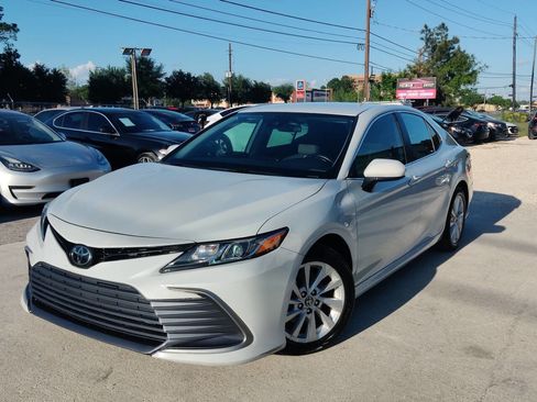 Used 2022 Toyota Camry LE image 2