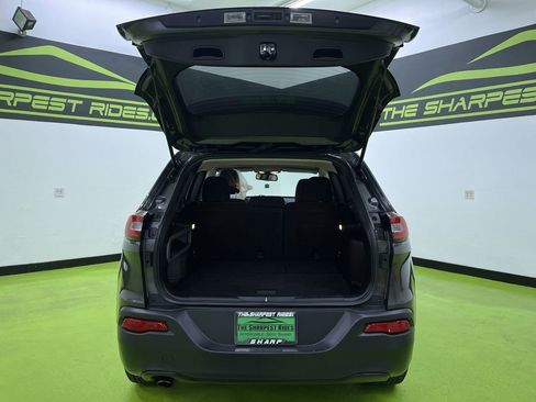 Used 2016 Jeep Cherokee Latitude w/ Cold Weather Group image 9