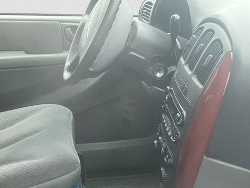 Used 2005 Chrysler Town & Country w/ Popular Equipment Group I FWD image 7