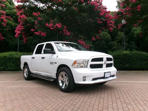 Used 2017 RAM 1500 Express RWD image 3