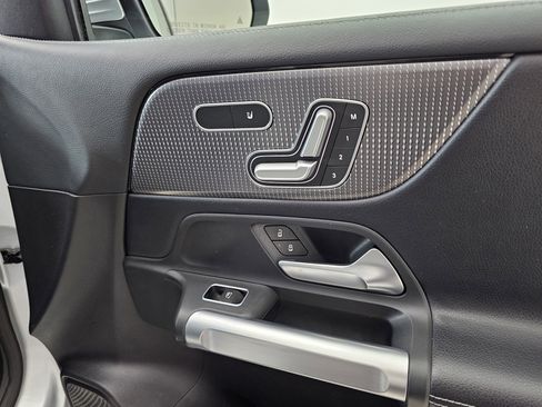 Used 2020 Mercedes-Benz GLB 250 GLB 250 image 19