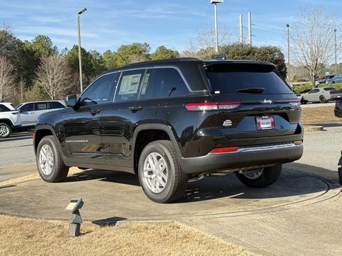 New 2025 Jeep Grand Cherokee Laredo X w/ Luxury Tech Group I image 5