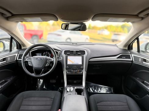 Used 2020 Ford Fusion SE FWD image 2