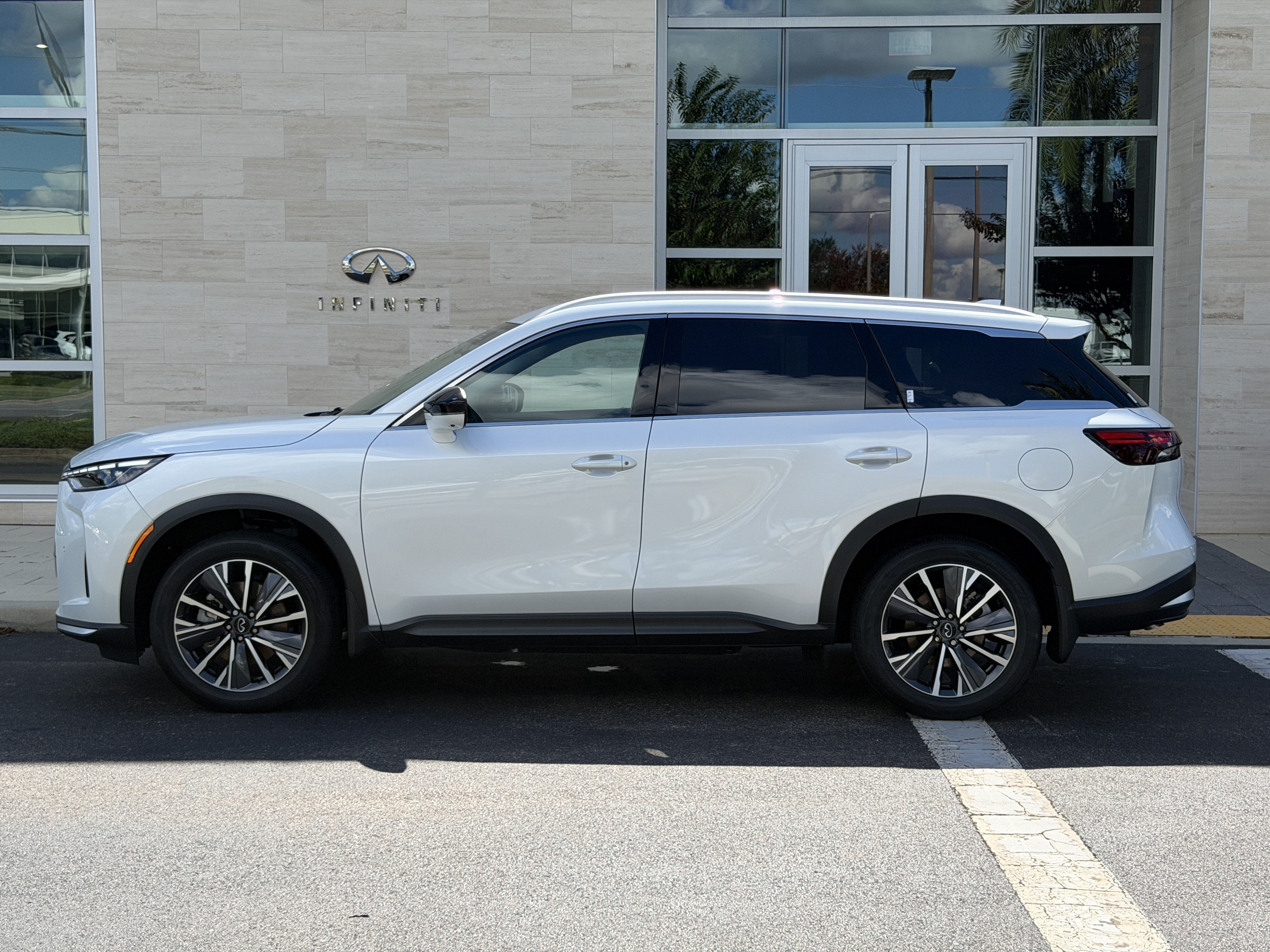 Certified 2027 INFINITI QX60 Luxe w/ Cargo Package FWD image 4