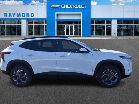 New 2026 Chevrolet Trax LT w/ LPO, Blackout Package image 2