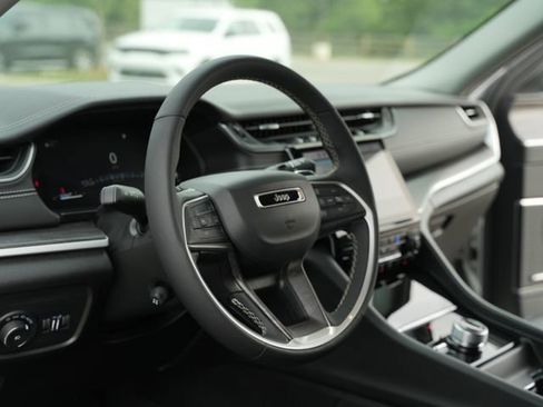 Used 2023 Jeep Grand Cherokee L Limited w/ Luxury Tech Group II AWD/4WD image 29