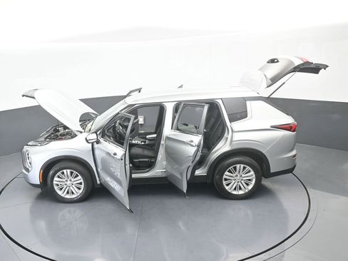 Used 2024 Mitsubishi Outlander ES image 29