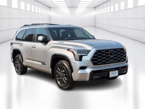 Used 2025 Toyota Sequoia Platinum AWD/4WD image 3