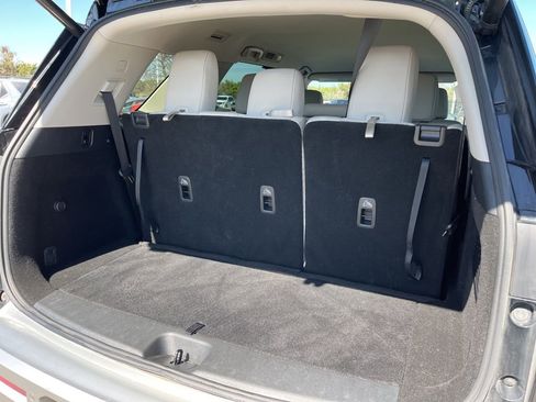 Used 2024 Nissan Pathfinder SL w/ Black Appearance Package image 10