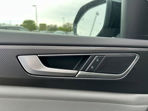 Used 2025 Volkswagen Atlas Peak Edition SE image 12