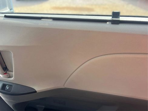 Used 2015 Toyota Sienna LE FWD image 29