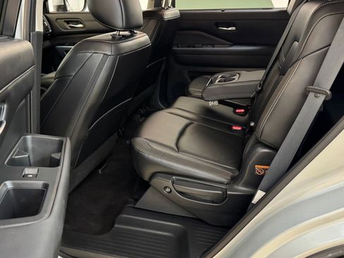 Used 2023 Nissan Pathfinder SL image 14