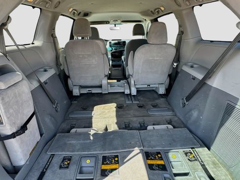 Used 2014 Toyota Sienna LE FWD image 28