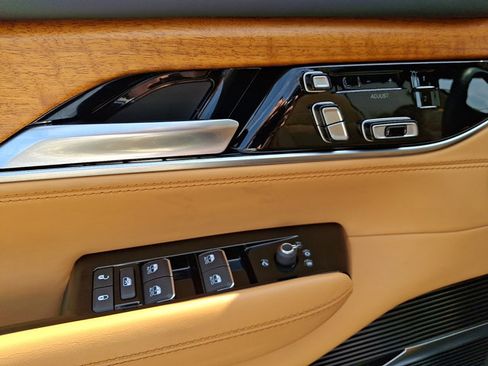 Used 2022 Jeep Grand Wagoneer Series III AWD/4WD image 14