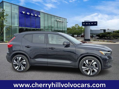 Certified 2025 Volvo XC40 B5 Ultra w/ Climate Package image 8