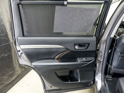 Used 2019 Toyota Highlander XLE image 25