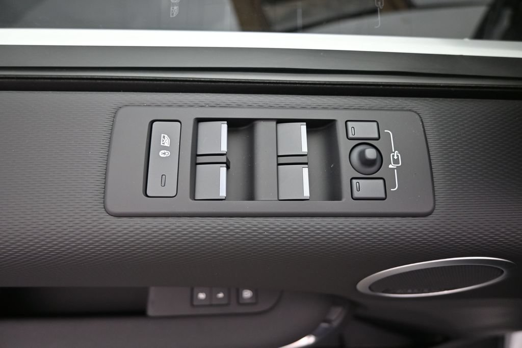 New 2026 Land Rover Discovery Limited Edition AWD/4WD image 23