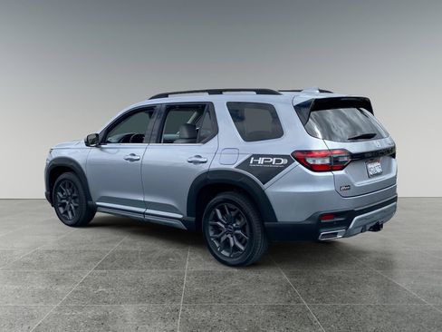 Used 2023 Honda Pilot Touring image 3