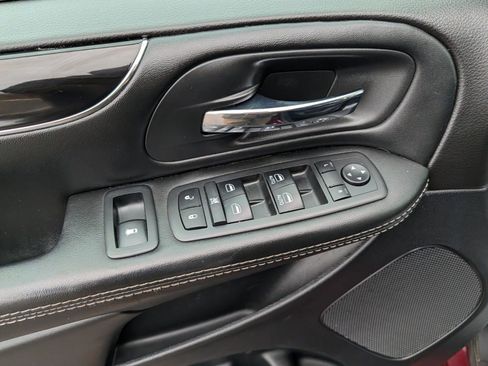 Used 2018 Dodge Grand Caravan SXT w/ Blacktop Package image 25