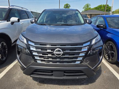 Used 2025 Nissan Rogue SV FWD image 2