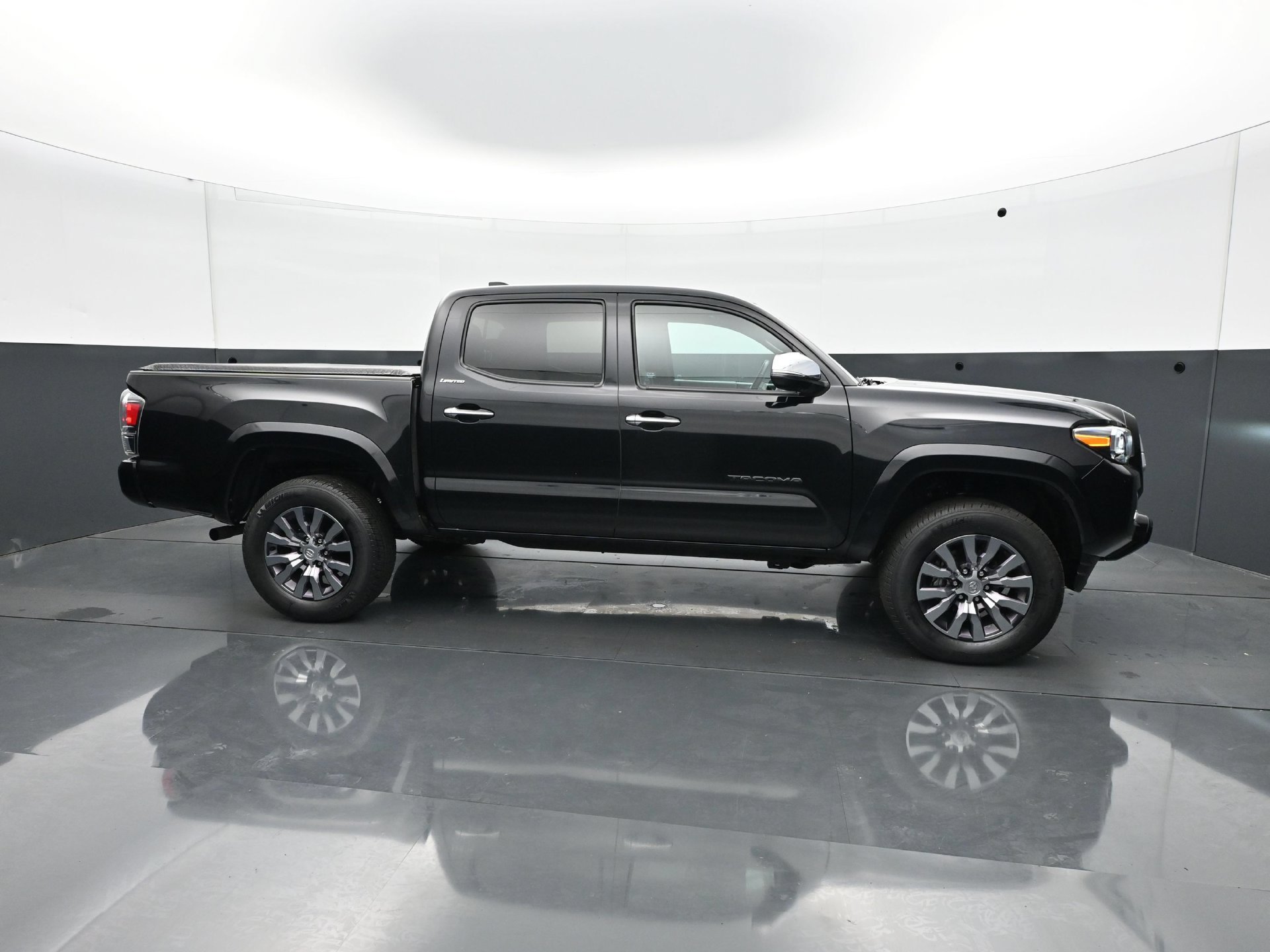 Used 2021 Toyota Tacoma Limited AWD/4WD image 8