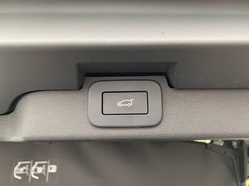 Used 2023 Land Rover Discovery S image 7