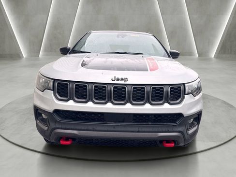 Used 2025 Jeep Compass Trailhawk AWD/4WD image 2