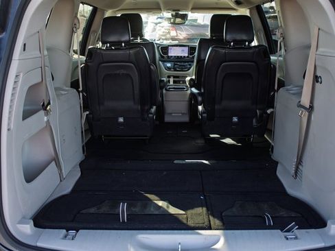 Used 2022 Chrysler Pacifica Touring-L image 11