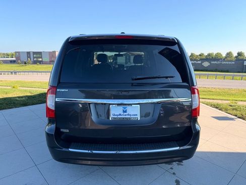 Used 2012 Chrysler Town & Country Touring w/ Entertainment Group #1 FWD image 8