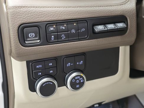 Used 2021 GMC Yukon XL Denali w/ Denali Premium Package AWD/4WD image 30