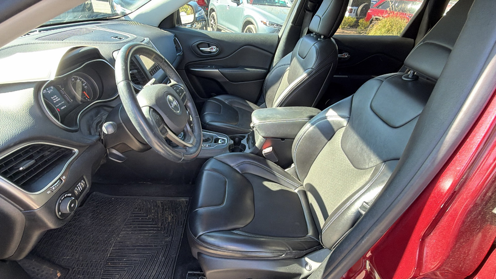 Used 2019 Jeep Cherokee Latitude Plus AWD/4WD image 16