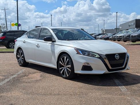 Used 2021 Nissan Altima 2.5 SR w/ SR Premium Package image 2