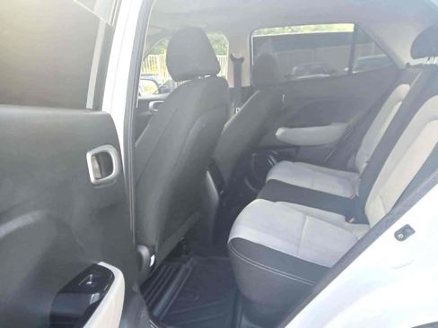 Used 2025 Hyundai Venue SEL FWD image 11