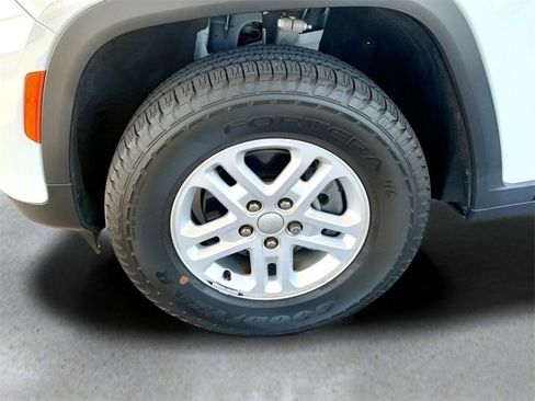 Used 2023 Jeep Grand Cherokee Laredo image 11