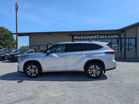 Used 2022 Toyota Highlander XLE AWD/4WD image 11