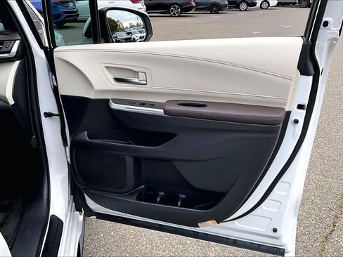 Used 2023 Toyota Sienna Platinum AWD/4WD image 22