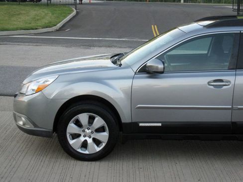 Used 2011 Subaru Outback 2.5i Premium AWD/4WD image 7
