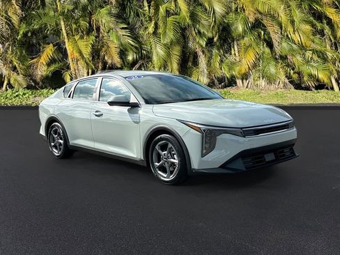 Used 2025 Kia K4 FWD image 2