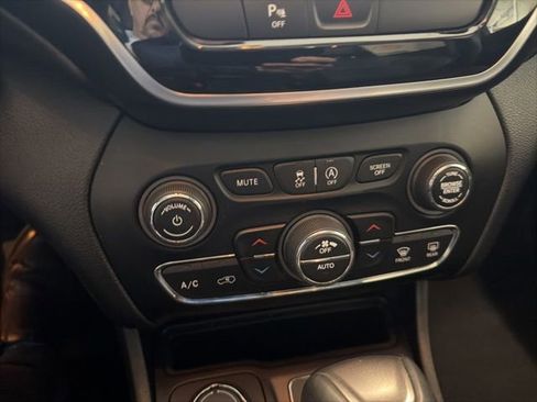 Used 2019 Jeep Cherokee Limited w/ Luxury Group AWD/4WD image 39
