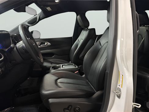 Used 2024 Chrysler Pacifica Limited FWD image 23
