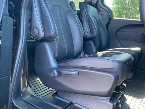 Used 2025 Chrysler Pacifica Select FWD image 19