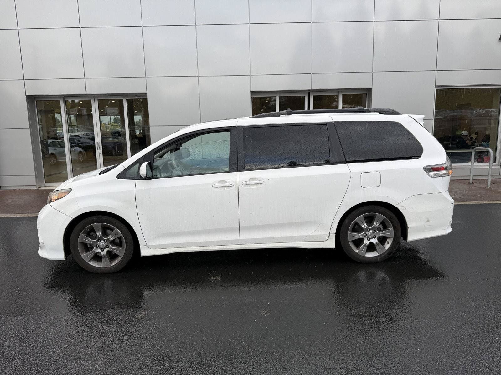 Used 2011 Toyota Sienna SE w/ Preferred Pkg FWD image 2